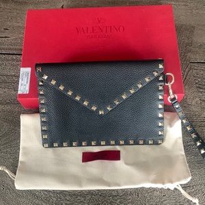 Valentino garavani rockstud calfskin pouch in black